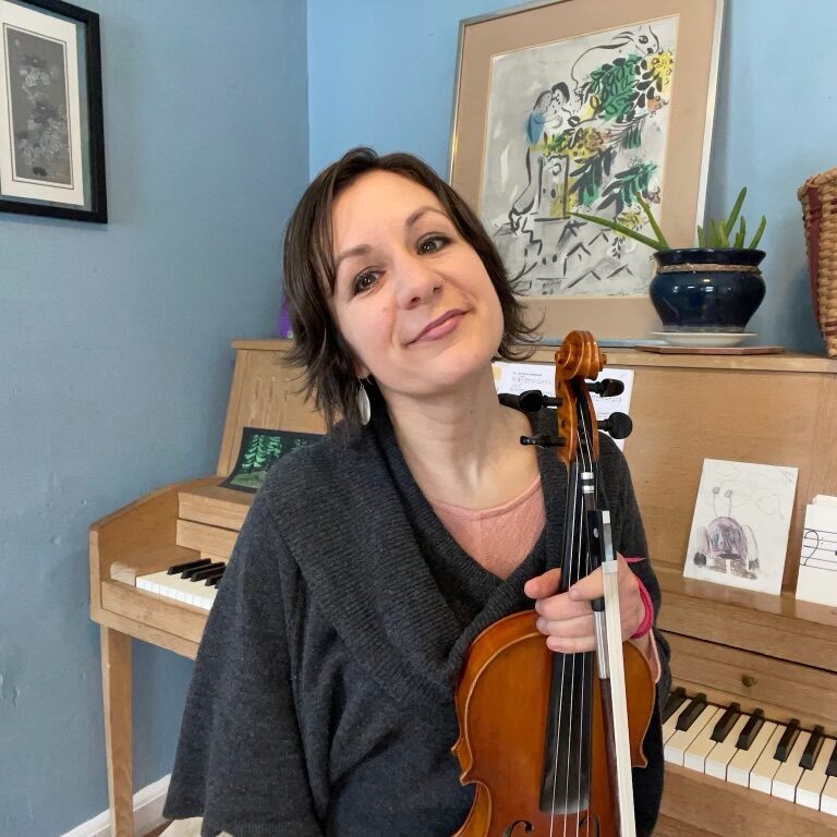 Fiddle-and-folk-singing-teacher-lissa-schneckenburger's-press-photo